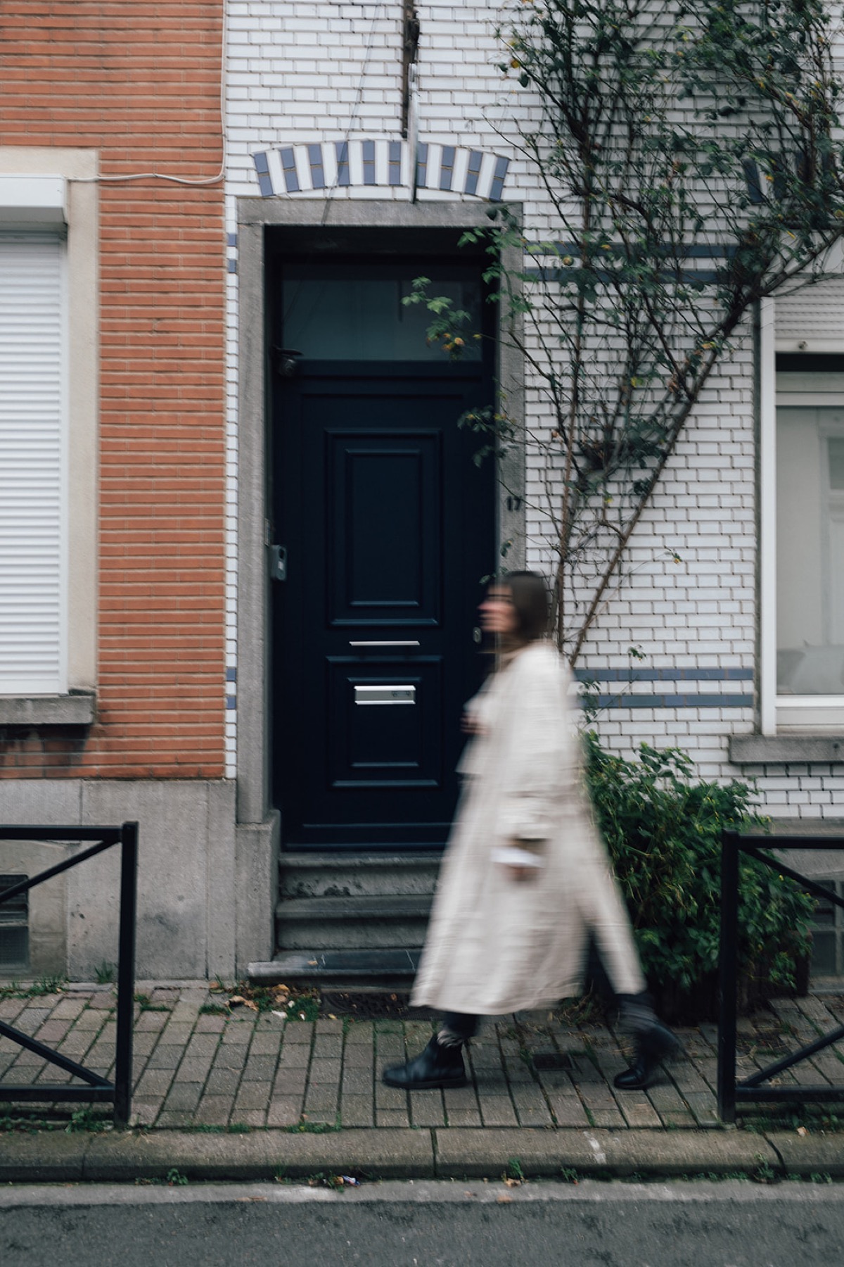 Christiane geht durch eine Straße, die Bewegung ist leicht verschwommen